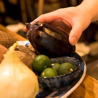 클래식한 팔꿈치도 제철 맛도. 매일 시장에 발길을 옮겨 제철 식재료를 제공!