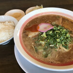 Shin Wakayama Ramen Bari Uma Iwade Ten - ばり濃ラーメンとライス。お漬物にニンニク。