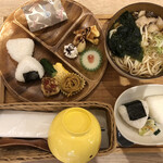 Kitchen Cafe kino - こむすびらんち（700円）、本荘うどんとこむすびセット（650円）