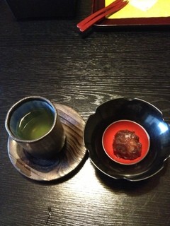 旅の宿さつき - 到着時にお茶と団子をいただきました。