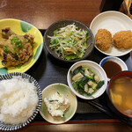 和食屋おはこ十八番 - 2021年8月。日替りランチの金華さば竜田揚定食850円。メンチカツで。サラダと小鉢2品付き。