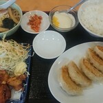 Menhan Chuka Chubo Happuku Shokudo - 餃子定食 700円 全景