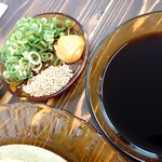 Shokudo Waon - 清涼ざるラーメンのつゆと、薬味と、味変用調味料(和がらし、ごま油)