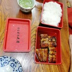 うなぎの大場 - ご飯がドカベンみたいだ．タレでゴハンが進むので，こちらは並でもバランスはよい．