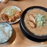 Mikawa Kaika Tei Take Toyo Ten - 豚骨らーめんセット(黒らーめん、唐揚げ)