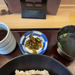 Senju - 冷たいお茶と漬物、お吸い物