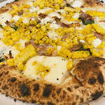 Pizza & Dolce Premo - トウモロコシやチーズがふんだんにトッピング