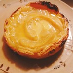 Bakery Lyon d'Or - パイナップルのパン(正式名称失念、約￥400)。
                        水分と酸味が飛んだのは焼きすぎが原因？