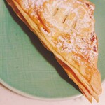 Bakery Lyon d'Or - アップルパイ(約￥400)。
                        こちらは家族にあげました。