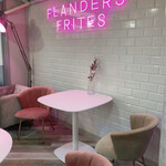 FLANDERS FRITES - かわいい店内