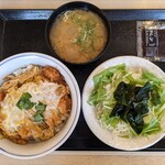 かつや - カツ丼(梅) 539円,とん汁(小)・サラダセット 220円