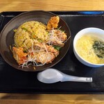 まんぷく炭火焼肉 喰らうど - 「油淋鶏チャーハンプレート」750円。