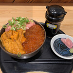 Totoraku - ウニ・イクラ・ねぎとろ丼ミニ（1,078円）。ガリの食べ放題がなくなり、この量は寂しいです。