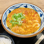 丸亀製麺 - トマたまカレーうどん　ネギをのっけてみた