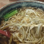 芳味亭 - 久々の平打ち蕎麦です。たまにはこういう蕎麦も良いね。揚げ玉がやわらかくてなってきます。お汁（つゆ）の表面に油の膜が張ってきました。熱々が冷めないから、きょうみたいに涼しい日には丁度良いです。