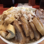 ラーメン二郎 - 小ラーメン800円　豚6枚くらい300円