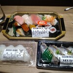 Chiyoda Sushi Yatsu Ten - つばき 1,080円 あかいか 290円 塩〆いわし 390円 が全部半額