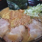 白熊ラーメン - ミソ納豆ラーメン大盛り。