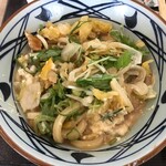 丸亀製麺 - 見た目はあんまり良くないけれど、タル鶏天ぶっかけうどんのぶっかけうどん部分(2021.8.31)