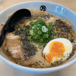 まる万ラーメン - 黒とんこつ750円　チャーシュー3枚280円