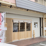 まる万ラーメン - 店舗外観。道路からわかり易いように　　　　　　　　　　　　　　屋根にもマークが欲しいかな。