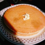 Kissa Kyuyorin - ホットケーキのアップ。
                        平べったいものが2枚重ね。