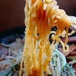 白老牛らーめん 元気屋 - 麺。
            細めでツルツルした食感がスープによく絡み合う一杯。