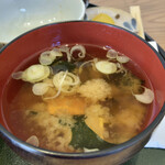 とん鈴 - ネギ、豆腐、ワカメの味噌汁