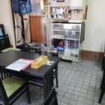 そば処 長寿庵 - あまり広くない店内