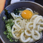 こがね製麺所 - かけうどんに卵トッピング