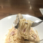 OysterTable Uenosakuraterasuten - ランチ本日の牡蠣パスタ１２００円。ベーコンがしっかりした味わいで存在感があります。クリームソース、牡蠣、パスタがマッチして、とても美味しくいただきました（╹◡╹）