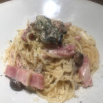 OysterTable Uenosakuraterasuten - ランチ本日の牡蠣パスタ１２００円。牡蠣とベーコンのクリームソース。とても美味しくいただきました（╹◡╹）。でも、牡蠣が２個しか入ってないのは。。（；＿；）