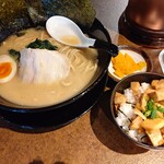 オリオン餃子 - 【2021.10.12(火)】豚骨醤油らーめん(並盛・180g)860円＋Cセット(ミニチャーシュー丼＋漬物)310円