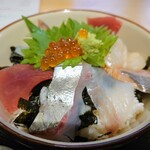 食べ呑み処 isatsuya - 令和3年10月 ランチタイム
海鮮丼定食 1000円