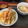 Ten-don Tenya Toyama Honsho Shinten - キャーーー！！！
                
                コレ何天丼だっけ？？？
                
                忘れちゃった。
                
                海老が2本とインゲン 南瓜の天丼。
                
                ソレの蕎麦セット。
                
                蕎麦は温蕎麦ヽ(´o｀
                
                
                