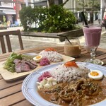 Cafe salon de omas - 特製スパイスのヴィーガンカレーとローストビーフのプレートランチ