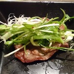 Sumiyakiniku Ishidaya. Toa Road - 九条ねぎサラダを塩タンで巻きました