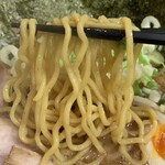 Ramen Matsudaya - 特濃背脂魚介らーめん、麺リフト