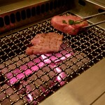 燈 - 備長炭で厚切りタン塩を焼きます