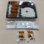 Isen Honten Nihonbashi Takashimaya Ten - カキフライ(5個)弁当 1,026円 ♪