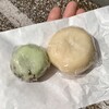 Ogawa Manju Ten - ゆずやぶれ(左)と甘酒饅頭(右)。価格はどちらも120円(税込)です。