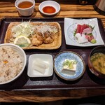 Uogashi Chubo Minatoya - 日替定食（1000円）秋刀魚の炊きこみご飯と鱈の竜田揚げとミニ刺身