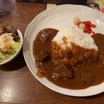 焼肉 つち井 - カレー定食（700円税込）のカレーとサラダ。
            これに、コーヒーが付いていますよ。