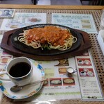 キャビン - パスタランチ火曜日　950円
            （ミートスパゲッティー、選べるもう一品はホットコーヒー）
            テーブルに千円札が置いてあるけど、事前に置いとかないと
            ドカチンだと払うかどうかを疑われるからねえ(笑)