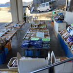 活魚料理 びんび家 - お店の前でも色々売ってます。