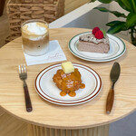 cafe seukon - ウィンナーカフェラテ(左)、キャラメルバタースコーン(中央)、バスクオレオケーキ(右)