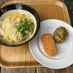 山越うどん - かまたまうどん＆じゃがいもの天ぷら・カニクリームコロッケ