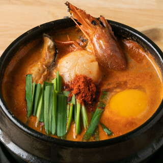 We recommend "Sundubu" which has a delicious spicy and spicy flavor.