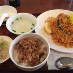 Bangkok - バッタイとガパオ丼