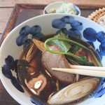 SANGA Soba&Coffee STAND - 柚子の効いた濃いめの汁に肉厚な鴨が数枚と鴨肉？のダンゴ１個